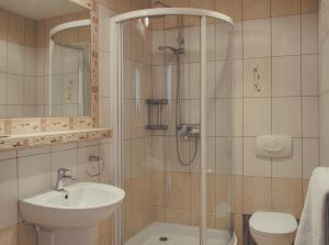 Koupelna v ubytování Hotel Dwa Księżyce + 16 fotografií