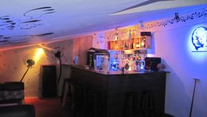 un bar en una habitación con iluminación púrpura en Hostel Imperial BACKPACKER, en Cusco
