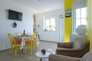 TV a/nebo společenská místnost v ubytování Apartments Luka