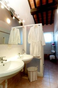 La salle de bains est pourvue de 2 lavabos et d'un miroir. dans l'établissement Azienda Agricola Buon Riposo, à San Giovanni a Corazzano 