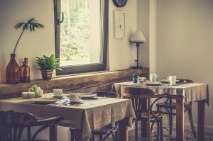 Reštaurácia alebo iné gastronomické zariadenie v ubytovaní Hotel Dwa Księżyce