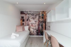 リスボンにあるLisbon Barão, Alameda Duplex Entire Apartmentの白いソファと壁画のあるリビングルーム