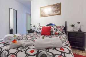 セビリアにあるAcogedor apartamento centro Castellar altoのベッドルーム1室(カラフルな枕付きのベッド1台付)