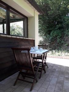 stół i 2 krzesła na patio w obiekcie LA TANA DEL PICCHIO w mieście Neviano degli Arduini