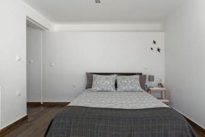 una camera da letto con un letto grande con due cuscini di 12Onze a Espinho