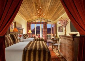 - une chambre avec un grand lit et une grande fenêtre dans l'établissement Capitol Reef Resort, à Torrey