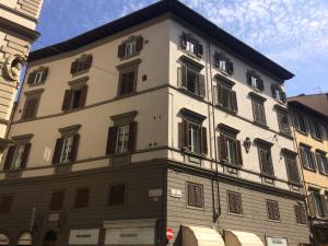 un grande edificio bianco con finestre su strada di Corilla Olimpica Palace a Firenze