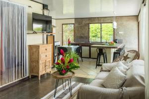 sala de estar con sofá y cocina en Matira Sunset House N659 DTO-MT, en Bora Bora