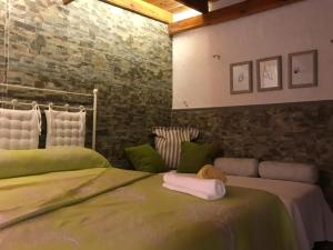 カラバルディナにあるCasa con encanto en Calabardina, cerca de la playaのベッド2台が隣同士に設置された部屋です。