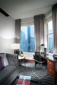 sala de estar con sofá, escritorio y ventana en Staypineapple, An Iconic Hotel, The Loop, en Chicago