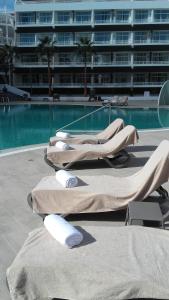 Der Swimmingpool an oder in der Nähe von Gara Suites Golf & Spa