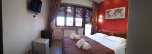 um quarto com uma cama com duas almofadas em Seven Miracles Inn em Roma