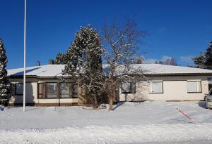 NakkilaにあるApartment Garage, Tallitaloの雪中のクリスマスツリーのある家