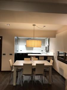 cocina y comedor con mesa y sillas en Apartament Casa Rey, en Vilach