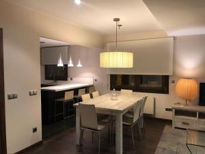 cocina y comedor con mesa y sillas en Apartament Casa Rey, en Vilach