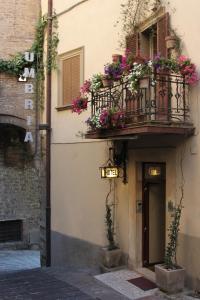 a balcony with a flower pot sitting on top of it at Hotel Umbria in Perugia
