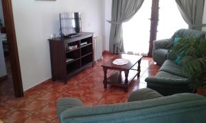 salon z dwiema kanapami i telewizorem w obiekcie Vivienda Vacacional Florentina w mieście Fuencaliente de la Palma