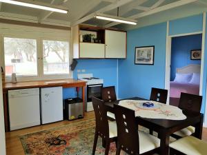 AlvieCoragulac House Cottages的配有桌椅的厨房和餐厅 更多30张照片