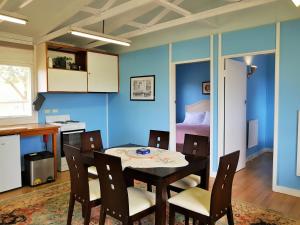 AlvieCoragulac House Cottages的配有桌椅的厨房和餐厅