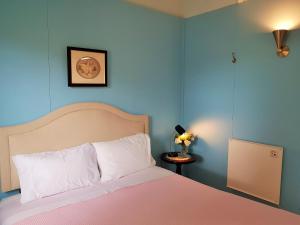Ένα ή περισσότερα κρεβάτια σε δωμάτιο στο Coragulac House Cottages