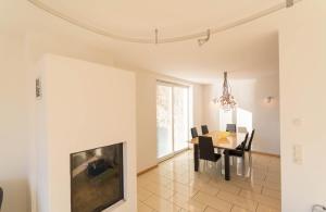 Telewizja i/lub zestaw kina domowego w obiekcie Ski-n-Lake - The Alps View Apartment