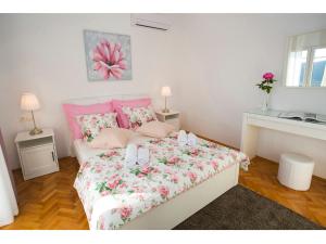 Posteľ alebo postele v izbe v ubytovaní Villa Croatia Sea View with heated pool
