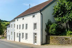 een wit gebouw aan de straatkant bij Ferienhaus Königskerze in Wißmannsdorf