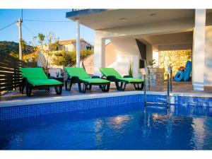 Bazén v ubytovaní Villa Croatia Sea View with heated pool alebo v jeho blízkosti