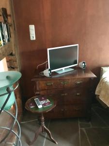 CoppenbrüggeにあるGästehaus White Horse Diedersenの木製ドレッサー上部のコンピューターモニター