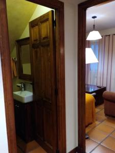 a bathroom with a sink and a mirror at La Majada de Alameda in Alameda del Valle