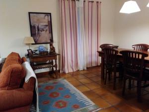 a living room with a couch and a table at La Majada de Alameda in Alameda del Valle