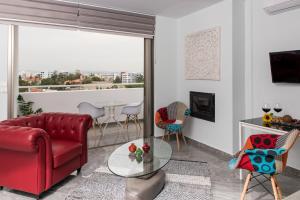 TV a/nebo společenská místnost v ubytování Mesogios House Suites