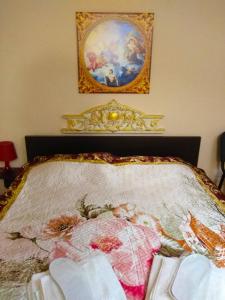 Łóżko lub łóżka w pokoju w obiekcie Old Castle Hotel
