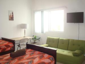 1 dormitorio con cama, sofá y escritorio en Casa Mariel en San Luis Potosí