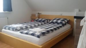 duas camas num pequeno quarto com em Bed and Breakfast Den Bosch em Den Bosch