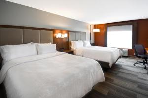 Cama o camas de una habitación en Holiday Inn Express & Suites Schererville, an IHG Hotel