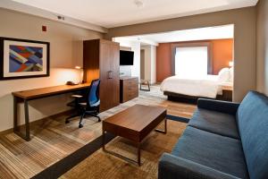 Zona de estar de Holiday Inn Express & Suites Schererville, an IHG Hotel