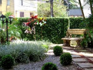 un jardín con un banco y algunas plantas en Apart KING BARRA, en Salvador