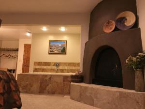 sala de estar con chimenea y bañera en Slot Canyons Inn Bed & Breakfast, en Escalante