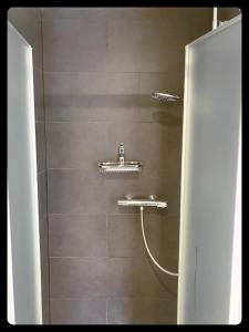 bagno con doccia e lavandino di trendy house 5min from shoppingstreets a Bruges