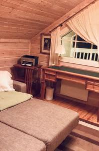 Big Cottage By The Lake tesisinde bir odada yatak veya yataklar