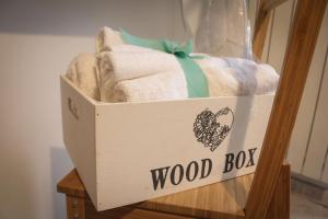 a wooden box filled with towels on a table at B&B del Viale in LʼAquila