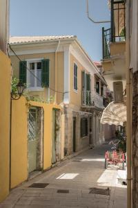 an empty street in an alley with buildings at Beautiful Traditional Mansion - Πανέμορφο Παραδοσιακό Αρχοντικό in Lefkada