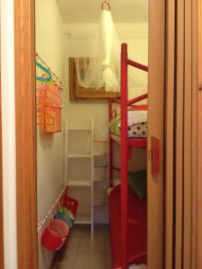 Palanda nebo palandy na pokoji v ubytování Sardegna-Ferienwohnung mit emotionale Meeres Blick + 18 fotografií
