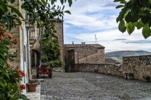 an alley way in an old stone building at B&B A casa di Emy in Barisciano