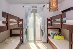 מיטה או מיטות קומותיים בחדר ב-Alisahni Villa & Suite