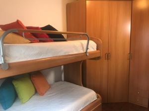 Двухъярусная кровать или двухъярусные кровати в номере Casa da 25