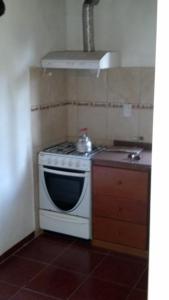 y cocina con fogones y hervidor de agua. en Cabañas las Vertientes, en Villa Parque Síquiman