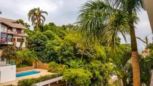 desde el balcón de una casa con árboles en BECO DOS MILIONÁRIOS, CANAJURÊ, en Florianópolis