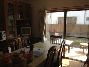 comedor con mesa y ventana grande en Wataya Inn, en Fujisawa